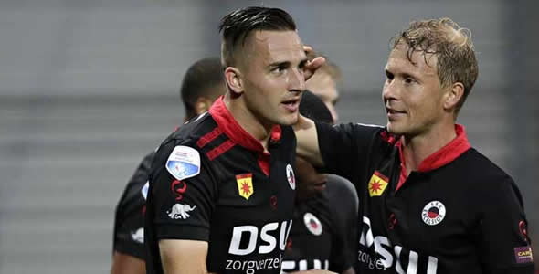 队友在门前 队友在门前